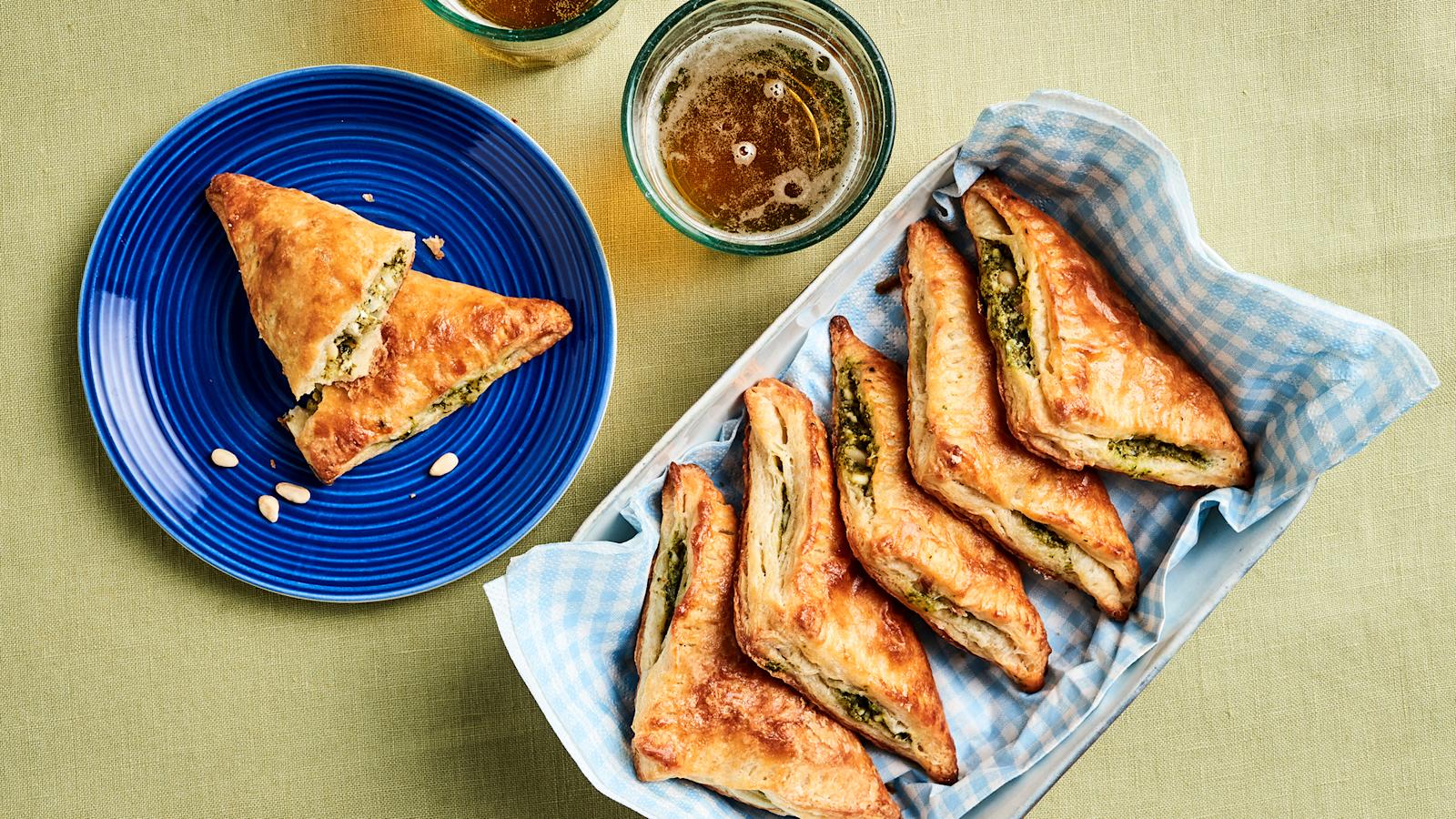 Feta-pinaattipasteijat rahka-voitaikinasta