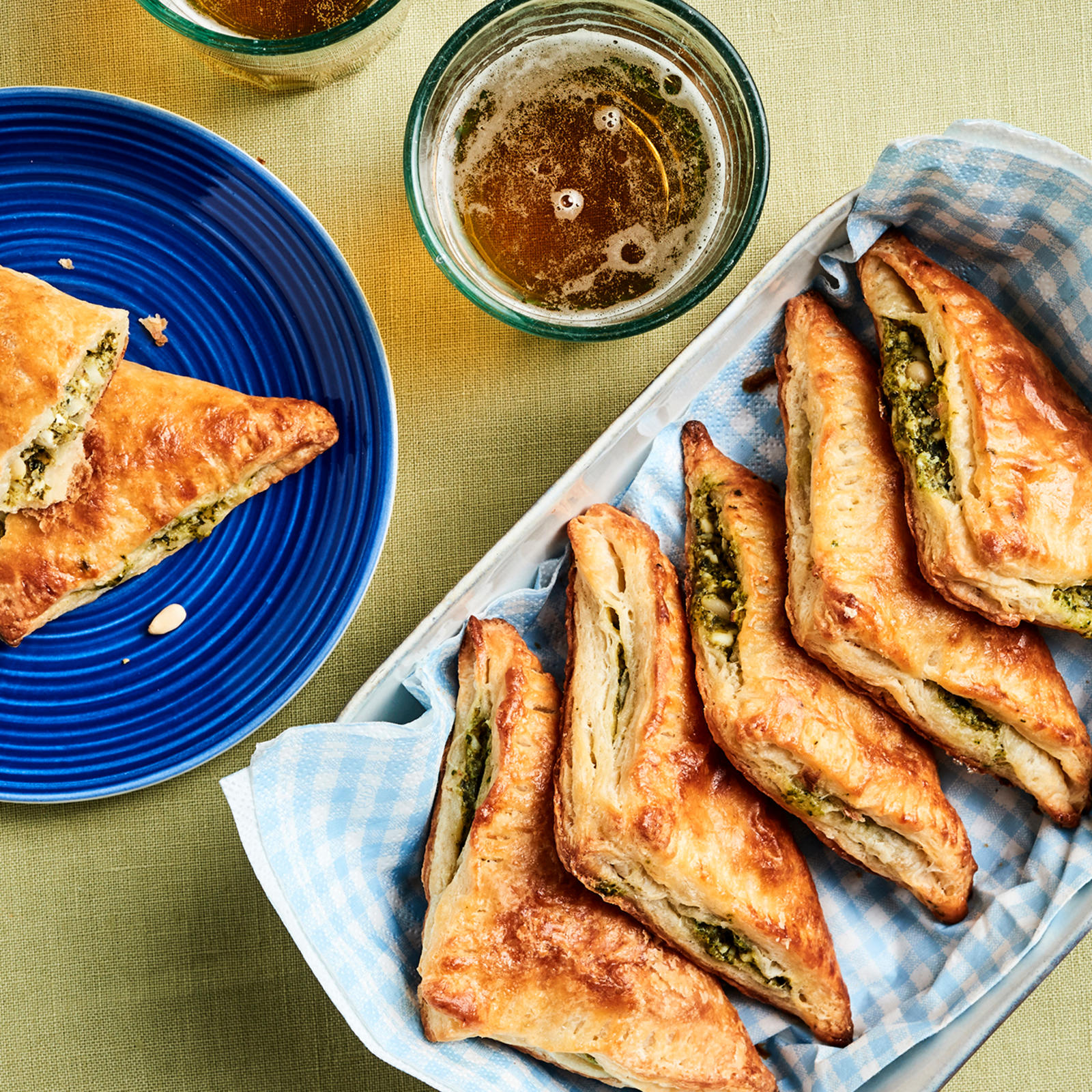 Feta-pinaattipasteijat rahka-voitaikinasta