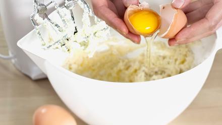 Lisää joukkoon kananmunat yksitellen vatkaten.