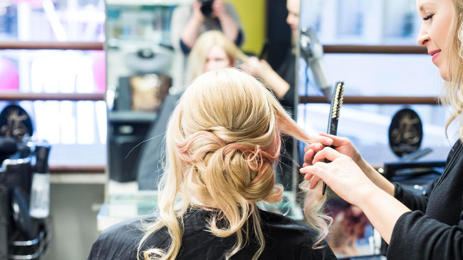Laura Hanski nostelee Tanjan kiharoita pinneillä löysäksi nutturaksi.