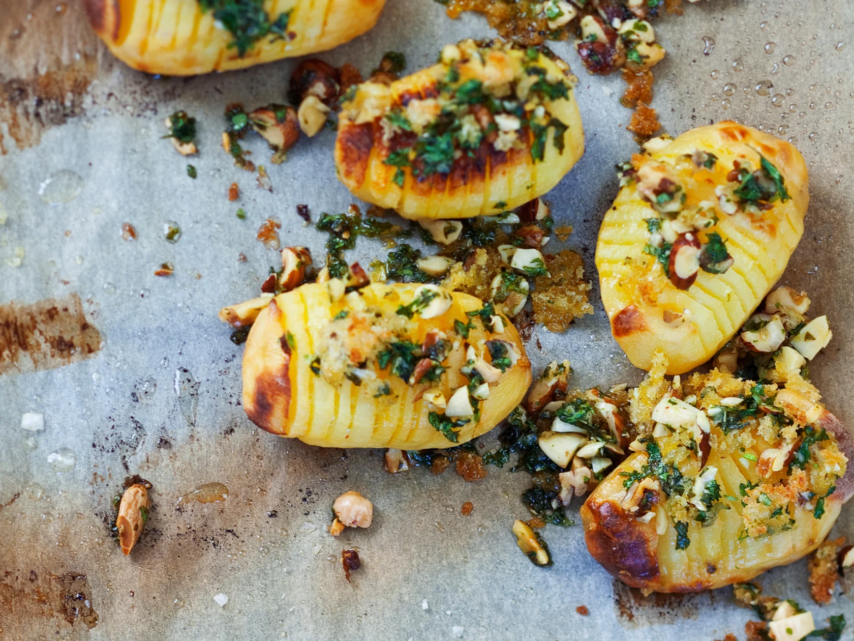 Pähkinä-yrttiperunat