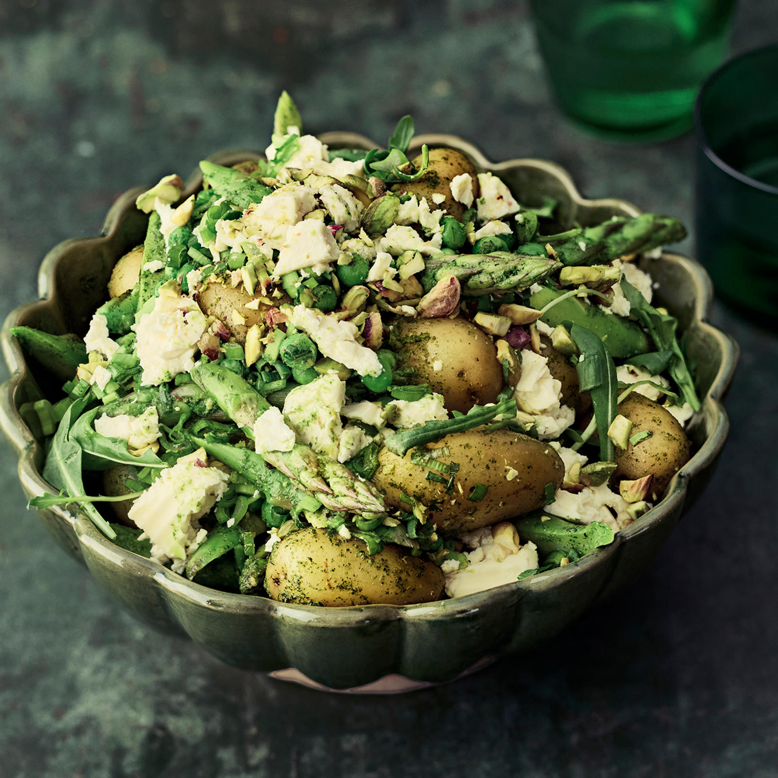 Ruokaisa parsa-fetasalaatti