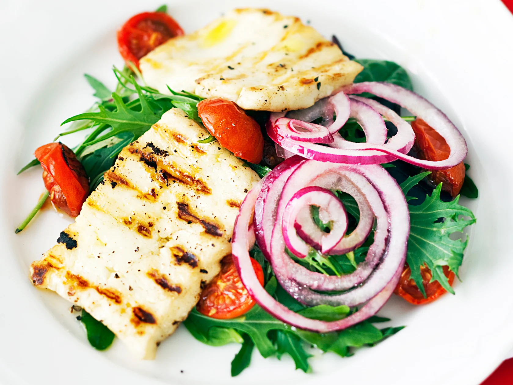 Paahdettu tomaatti-halloumisalaatti