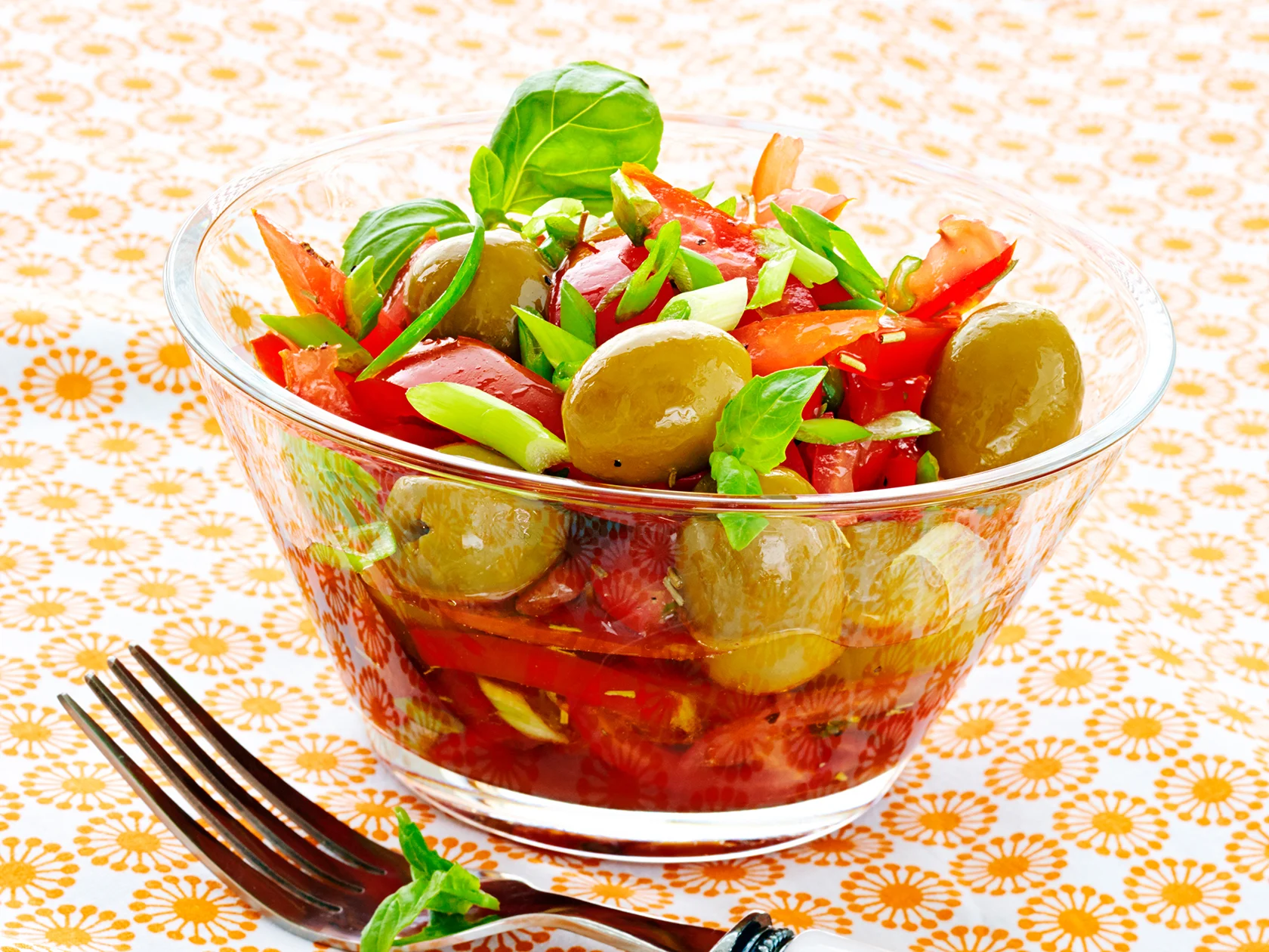 Marinoitu tomaatti-sipulisalaatti