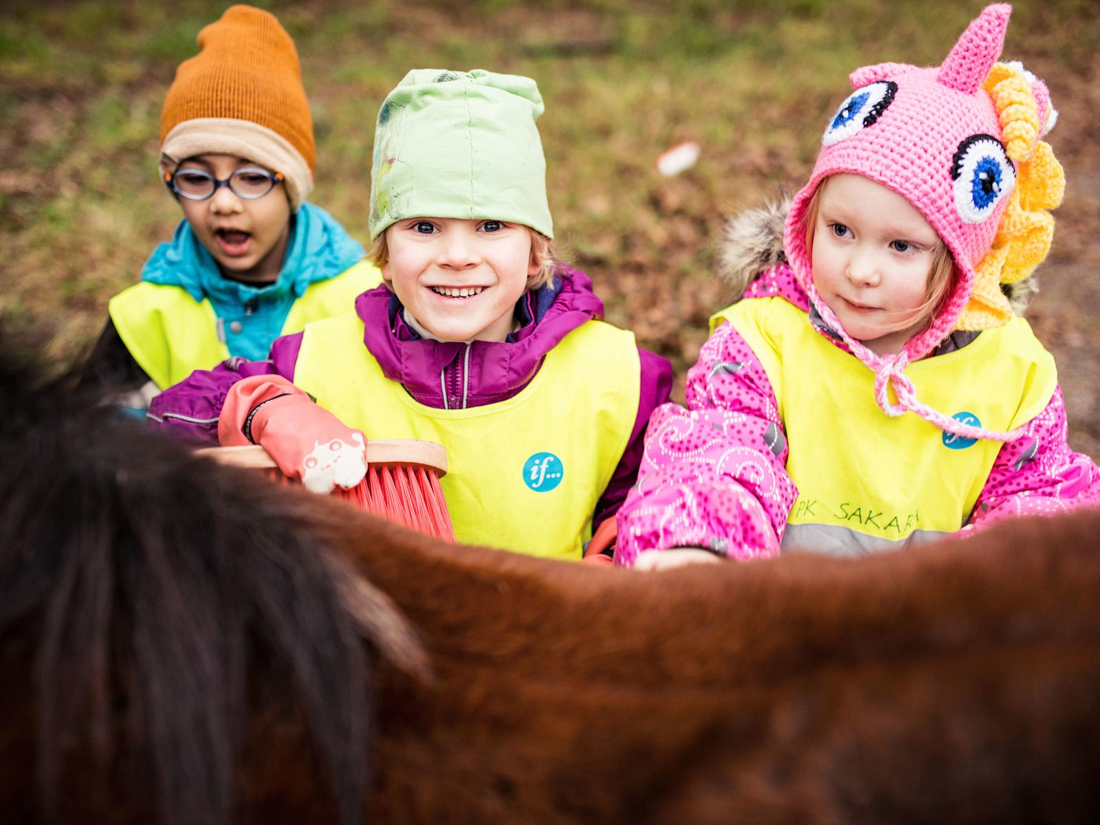 Kummiponi tuo iloa päiväkodin arkeen