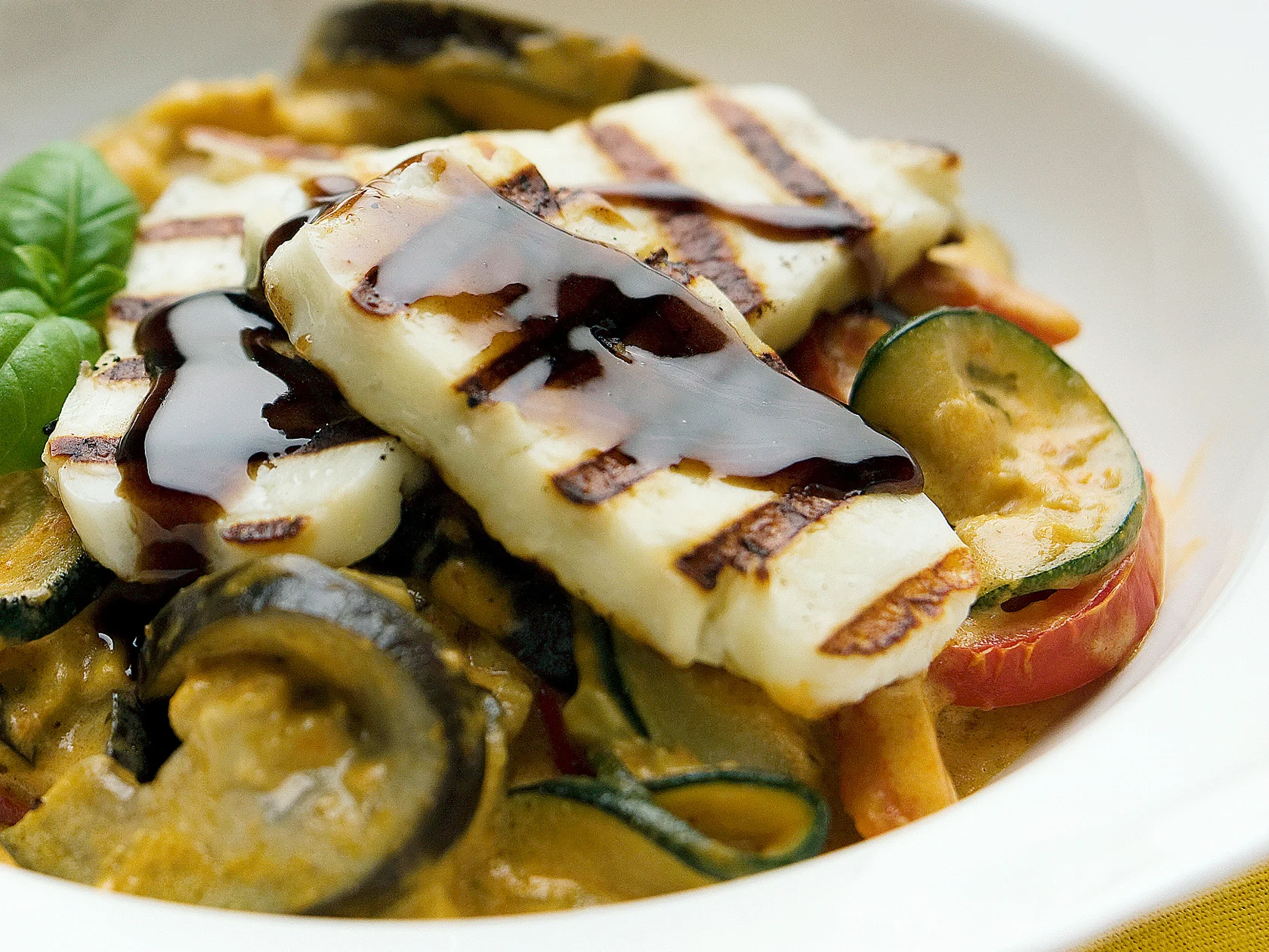 Kasvishöystöä, halloumia ja balsamicosiirappia