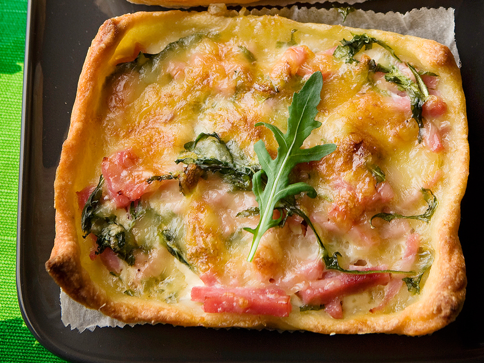 Kinkku-rucolapiirakka