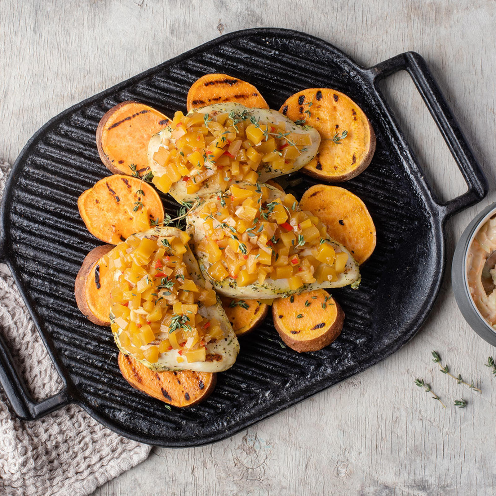 Grillatut maalaiskanafileet mangochutneylla, paahdettua bataattia ja Kulman Keittiön coleslaw-salaattia