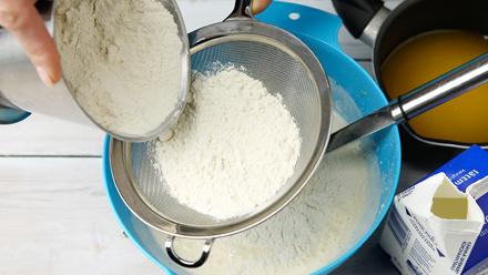 Sekoita kuivat aineet keskenään ja siivilöi vuorotellen taikinaan sulatetun rasvan ja maidon kanssa.