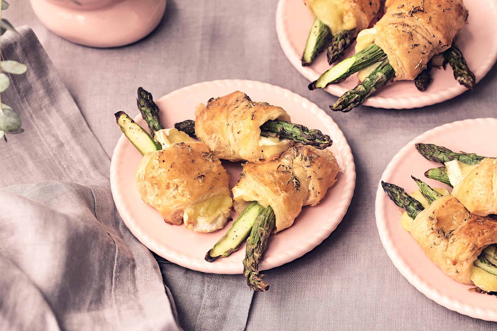 Parsanyyttejä kolmella vaaleanpunaisella lautasella.