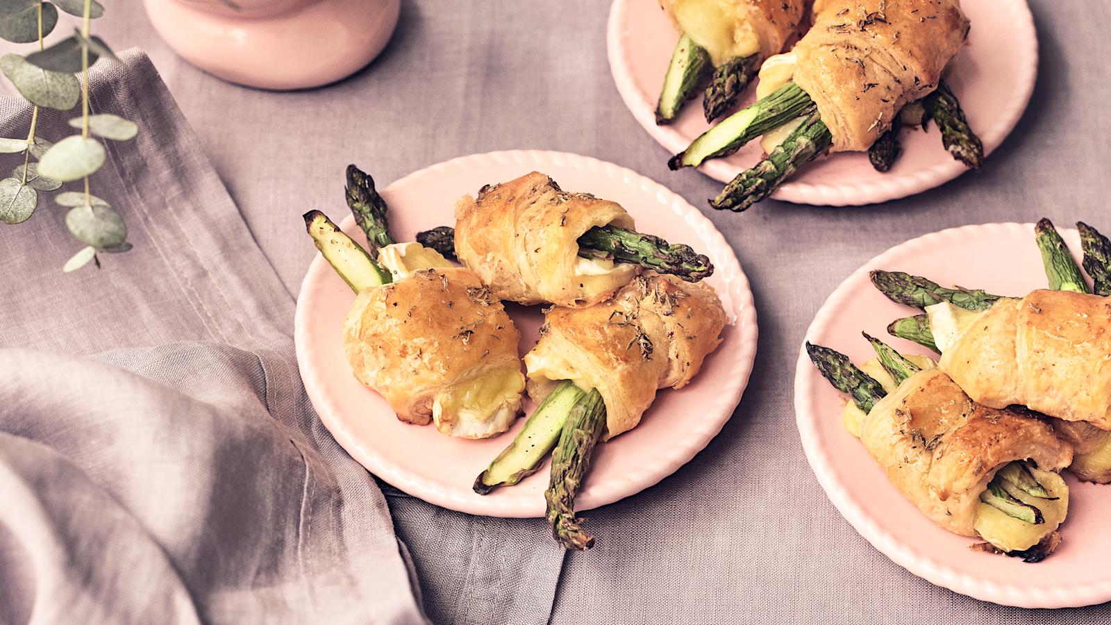 Parsanyyttejä kolmella vaaleanpunaisella lautasella.