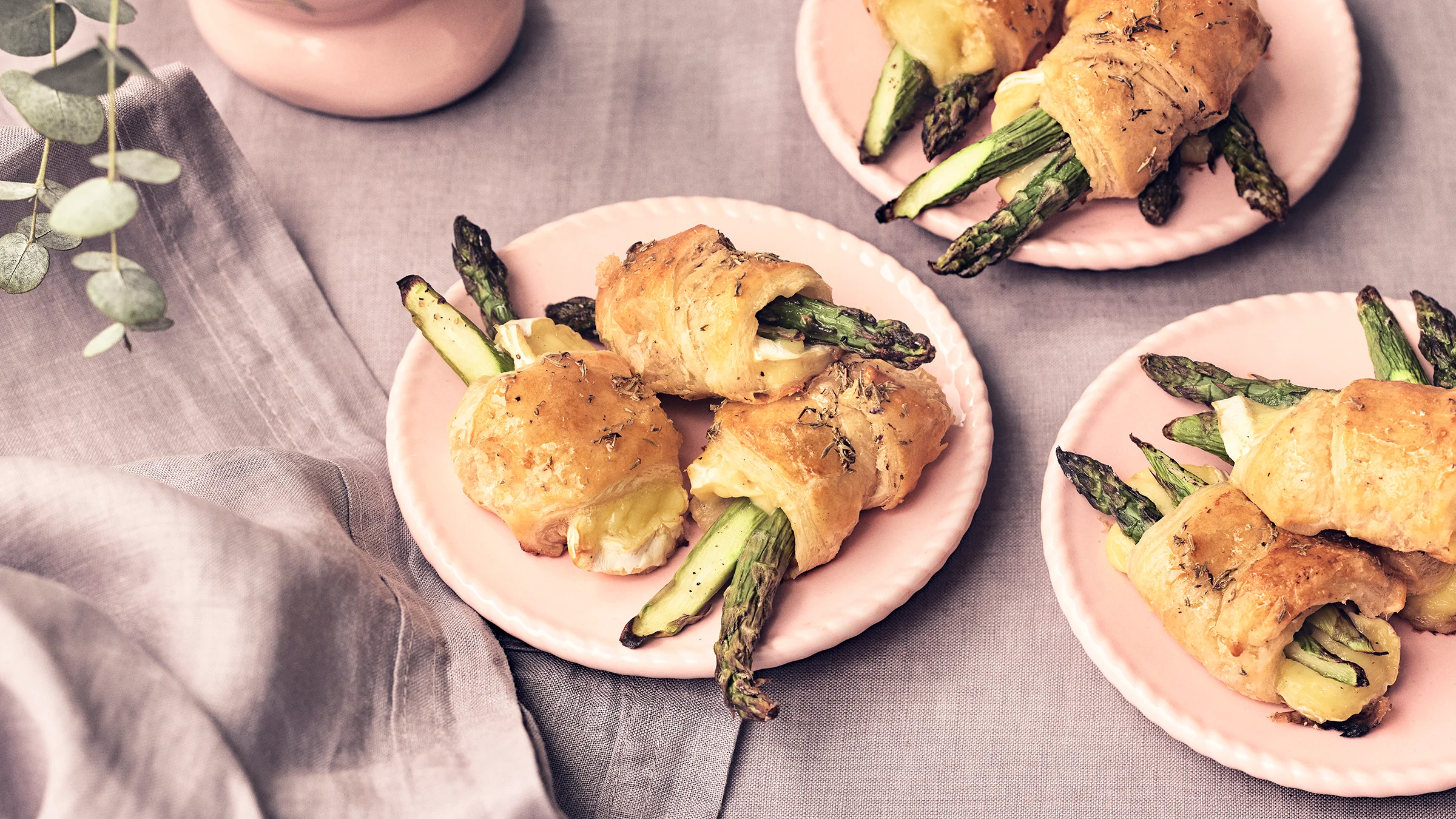 Parsanyyttejä kolmella vaaleanpunaisella lautasella.