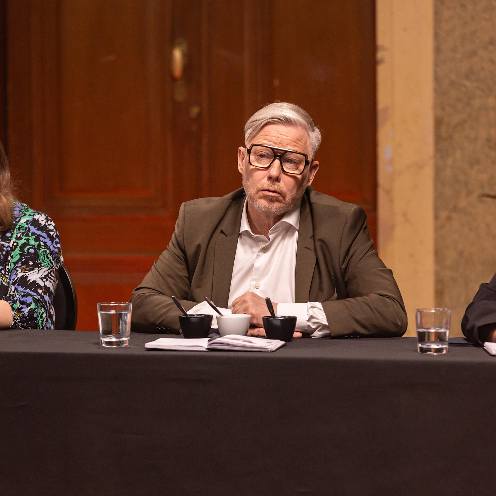 Suvi Luoma (vas.), Jyrki Sukula ja Jukka Kurttila tuomariston pöydän ääressä kuuntelemassa kilpailijan myyntipuhetta.