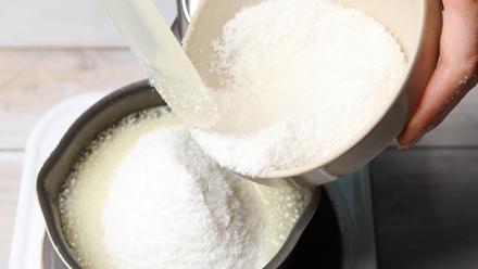 Mittaa kattilaan margariini, sokeri ja kerma. Kuumenna, kunnes rasva on täysin sulanut ja seos kiehahtaa. Nosta kattila syrjään ja sekoita joukkoon kookoshiutaleet.