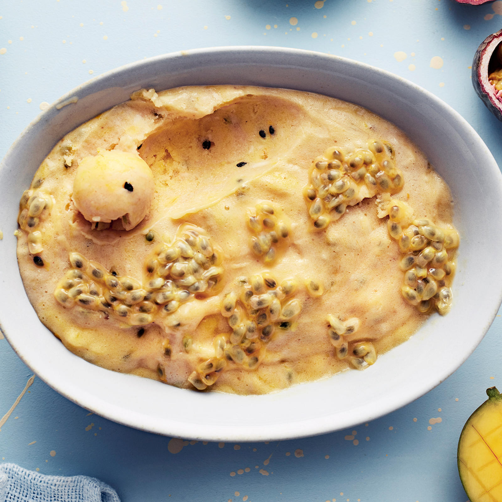 Pehmeä hedelmäjäätelö pyöräytetään pakastetusta banaanista, mangosta ja passionhedelmästä, ilman kermaa ja sokeria.