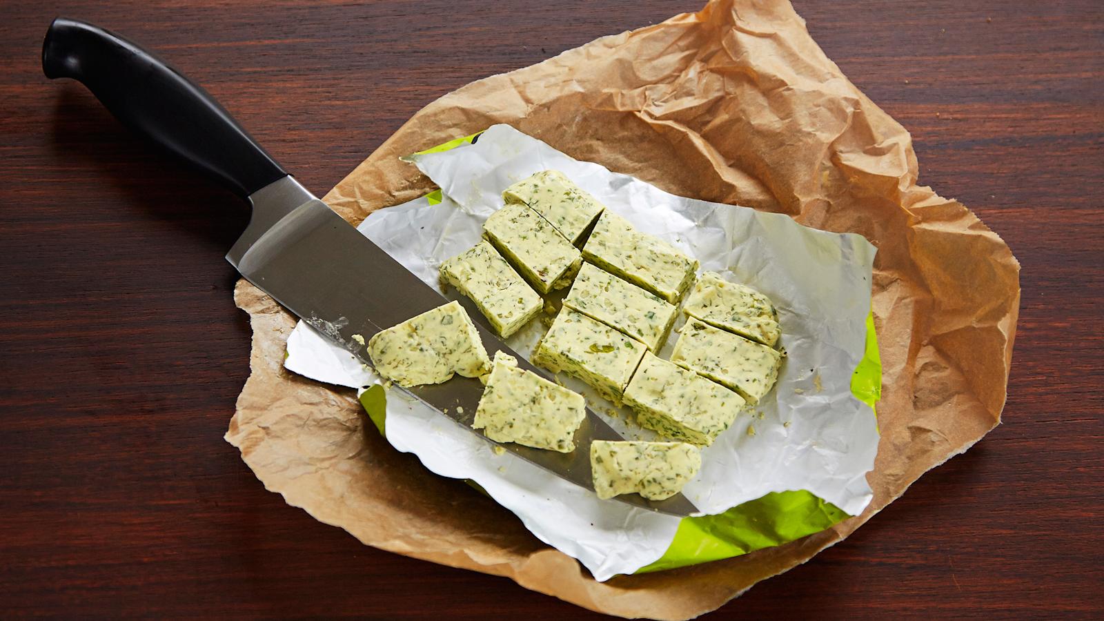 Leikkaa kovettunut voi paloiksi.