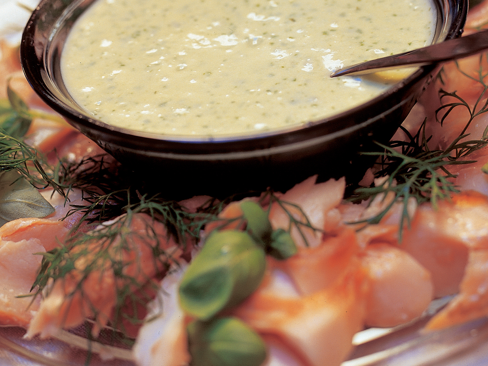 Savusiikaa ja mango-basilikajogurttikastike