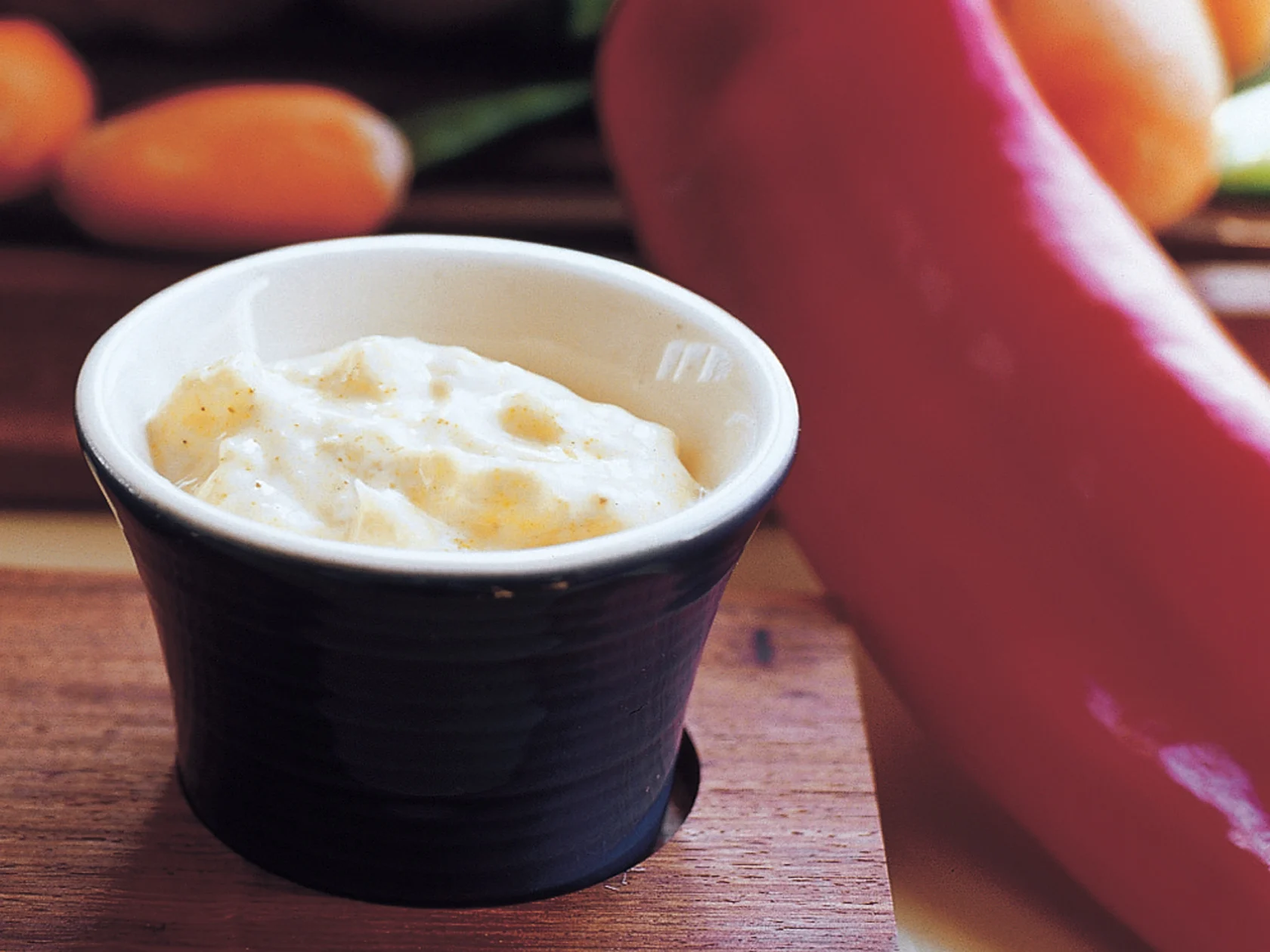 Lämmin juusto-chilidippi