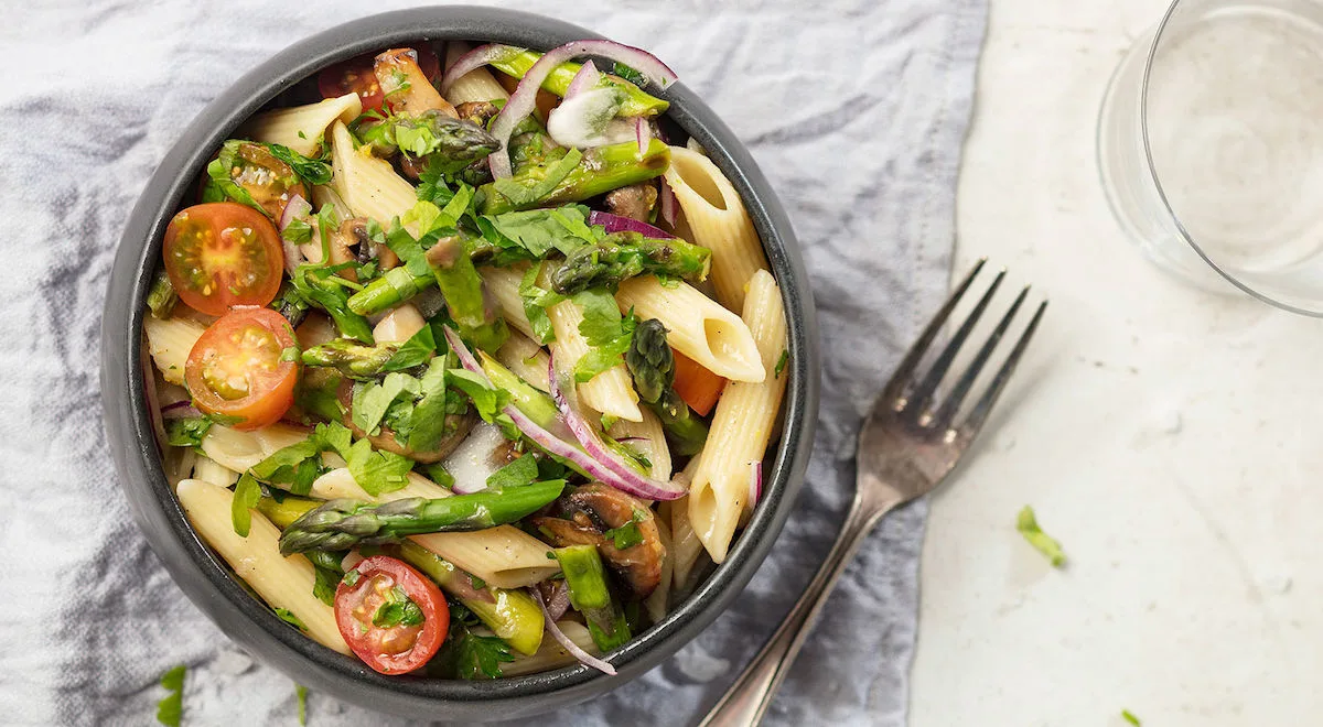 Pastasalaatti parsalla ja herkkusienillä