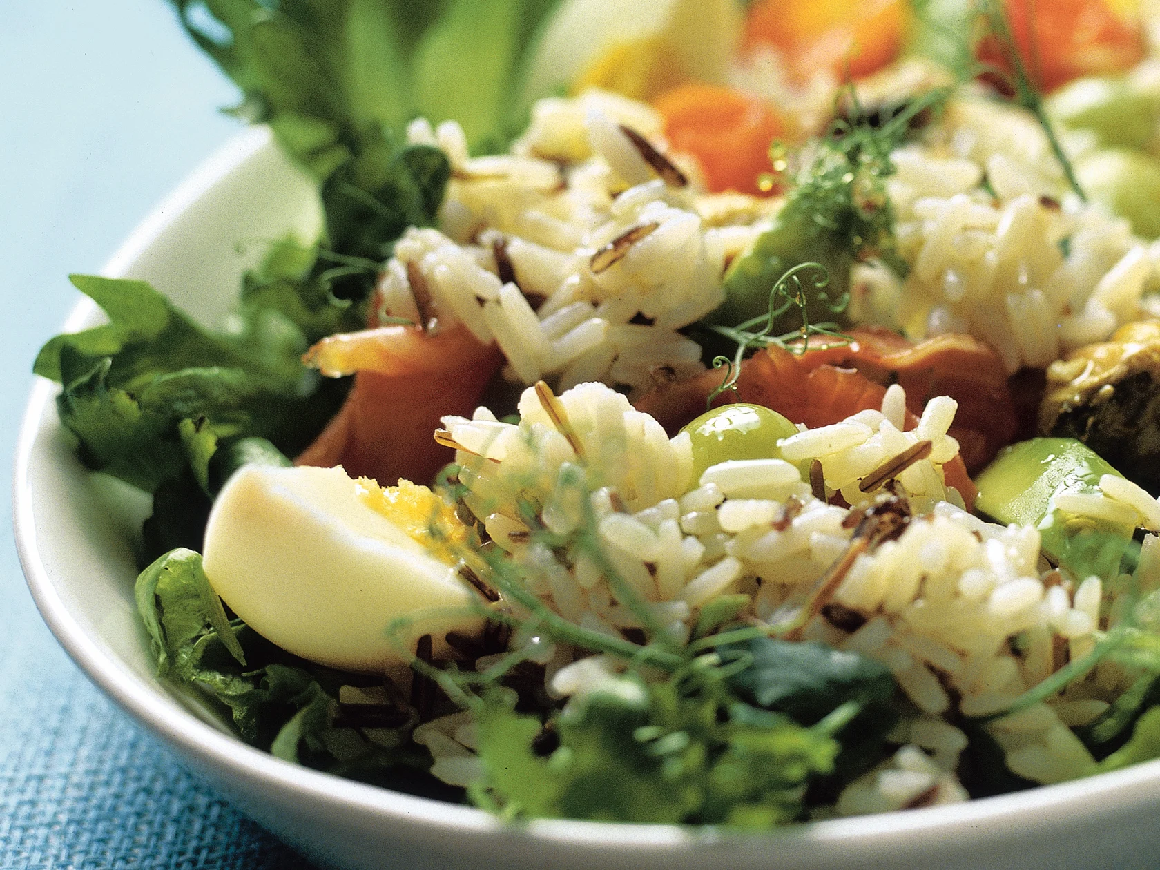 Villiriisi-lohisalaatti