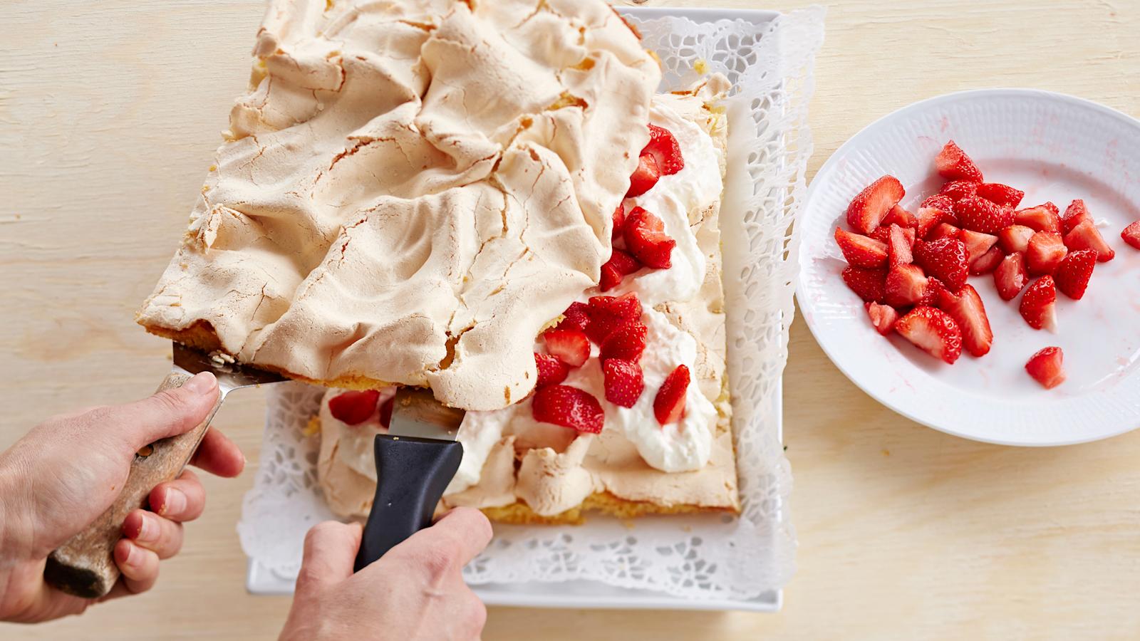 Nosta päälle toinen kakkulevy. Koristele pinta mansikoilla ja tomusokerilla.