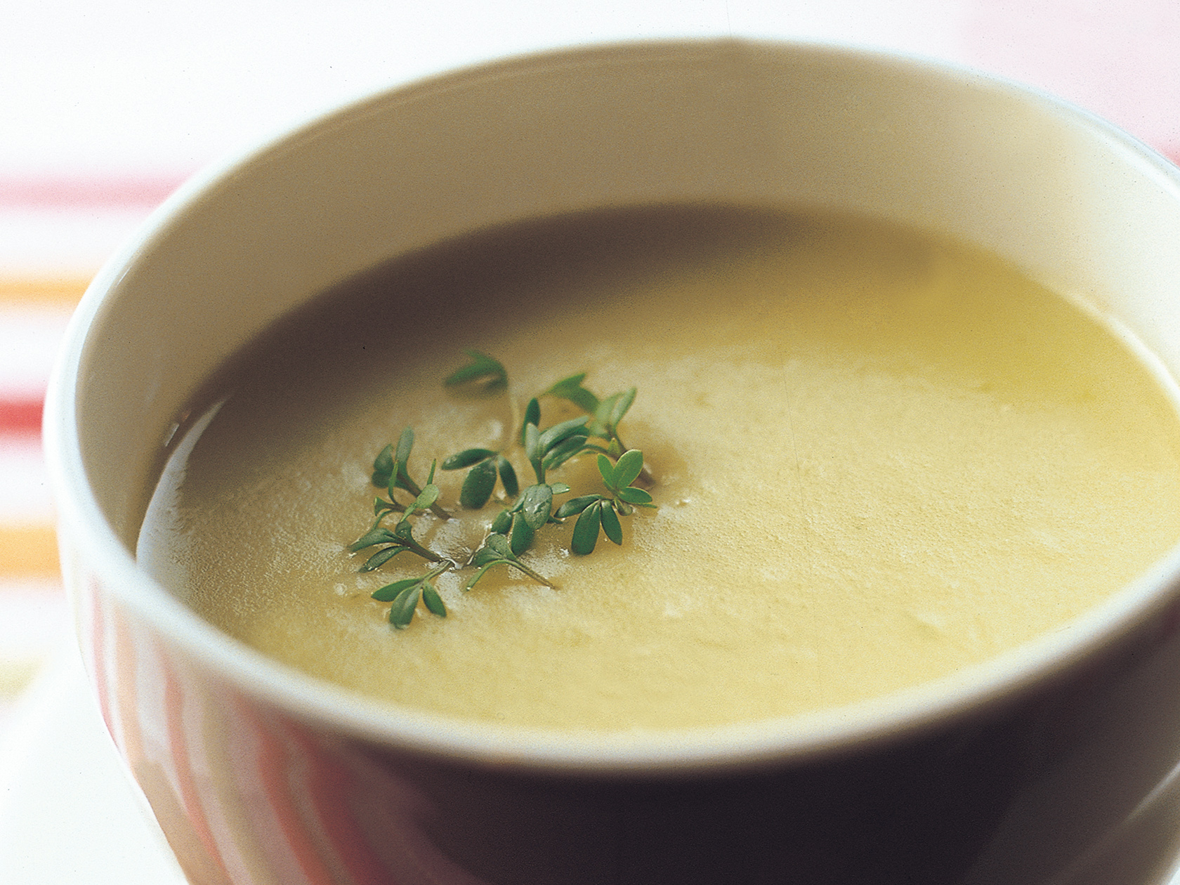 Kevyt peruna-purjososekeitto