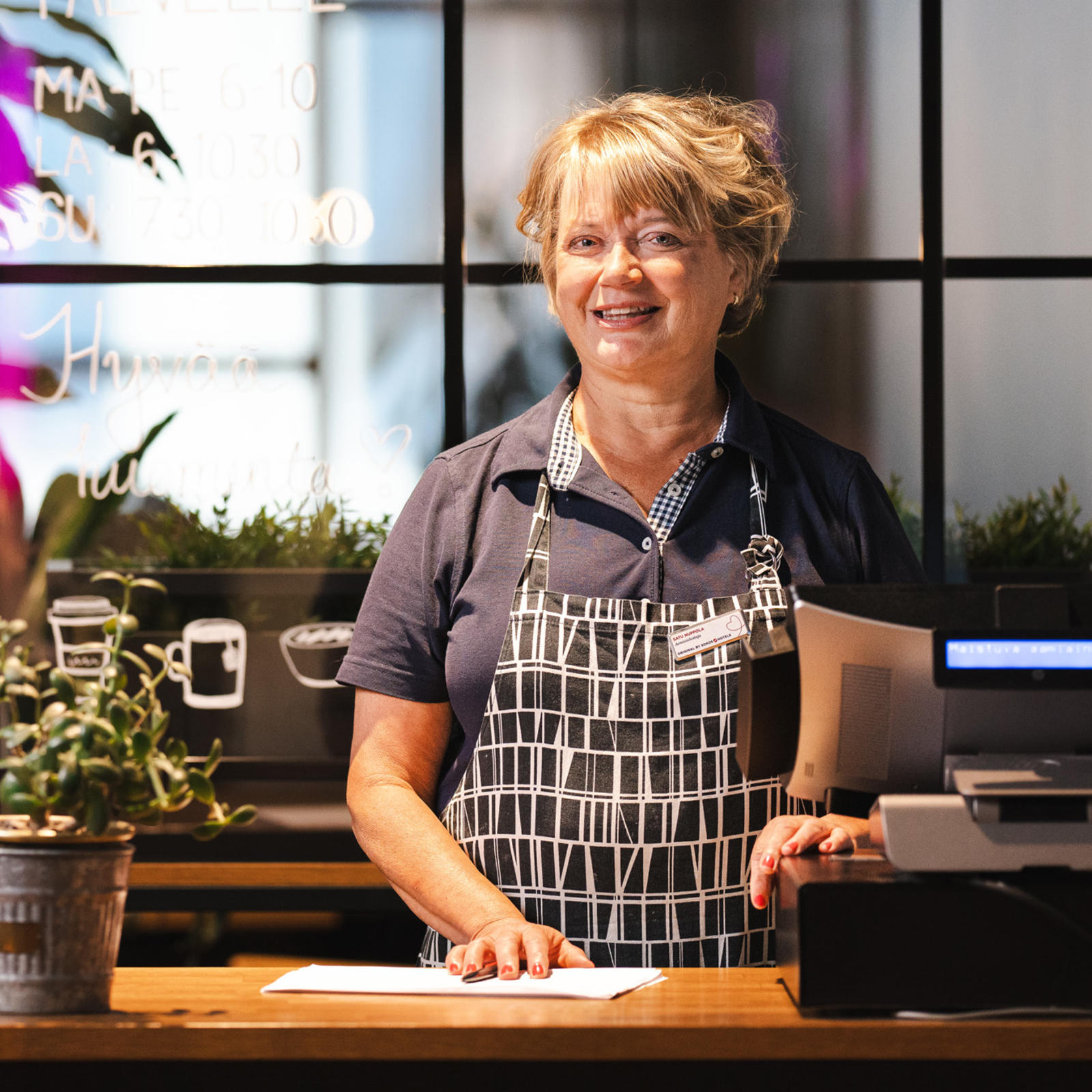 Kuvassa tiskin takana Lappeenrannan Original Sokos Hotel Lappeen aamiaishoitaja Satu Nuppola.