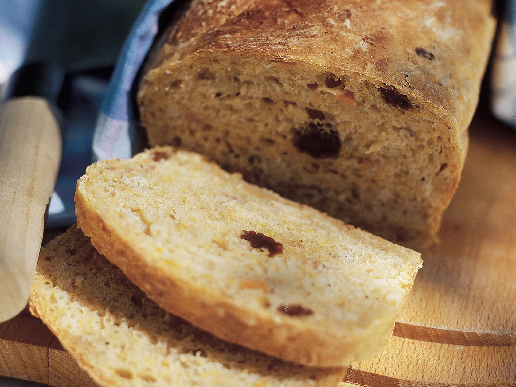 Kuituinen porkkana-puolukkaleipä