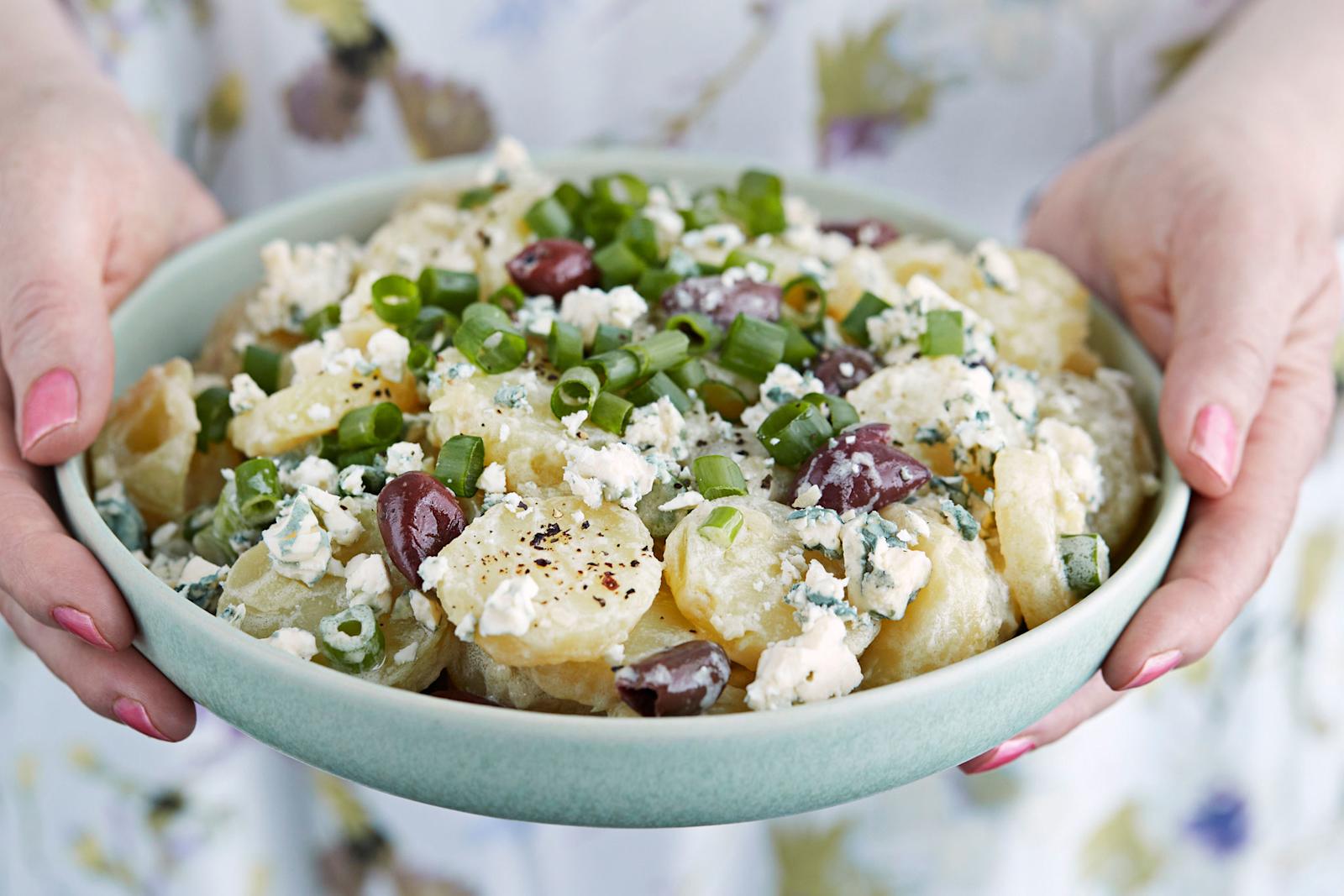 Sinihomejuusto-perunasalaatti