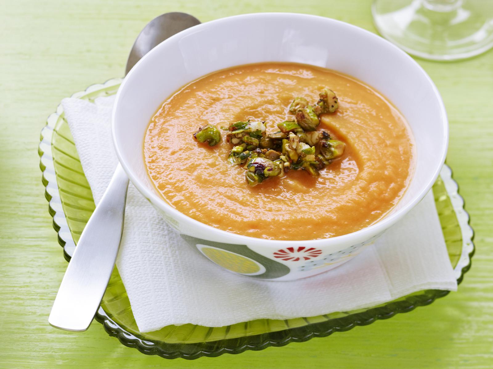 Porkkana-omenakeitto ja pistaasisalsa