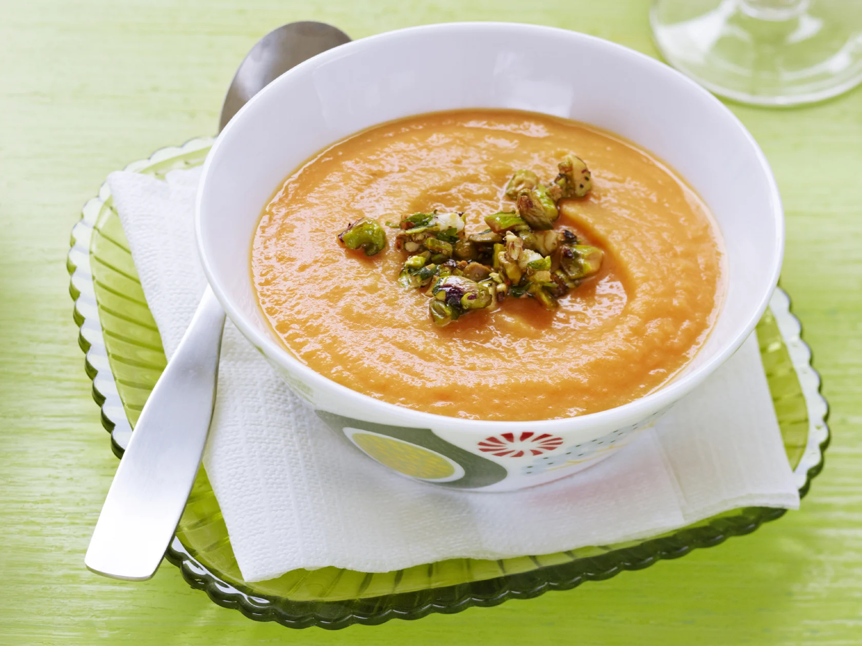 Porkkana-omenakeitto ja pistaasisalsa