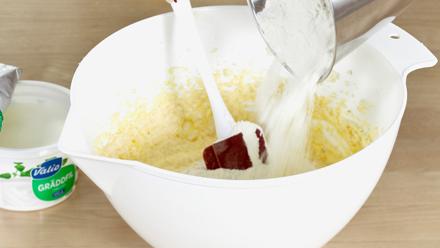 Sekoita kuivat aineet ja lisää kermaviilin kanssa vaahtoon. Sekoita tasaiseksi taikinaksi.