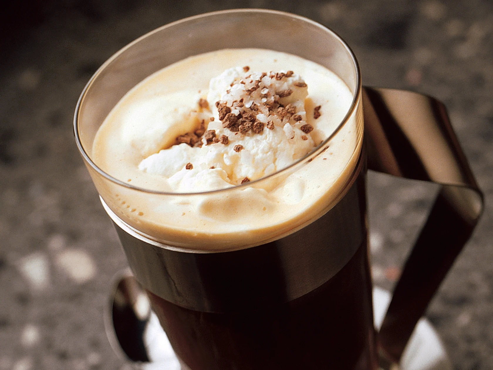 Kahvia ja maustettua kermavaahtoa