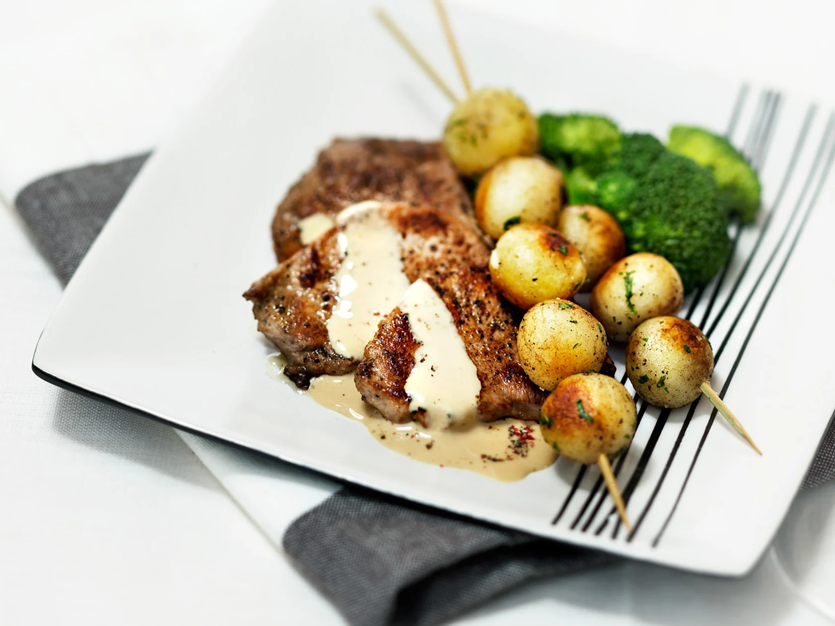 Porsaan noisetit pippuri-rosmariinikastikkeessa