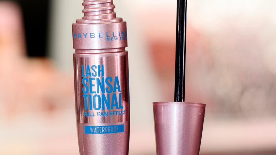 Maybelline New York Lash Sensational -ripsiväri kuvattuna hohtavan kankaan päällä.