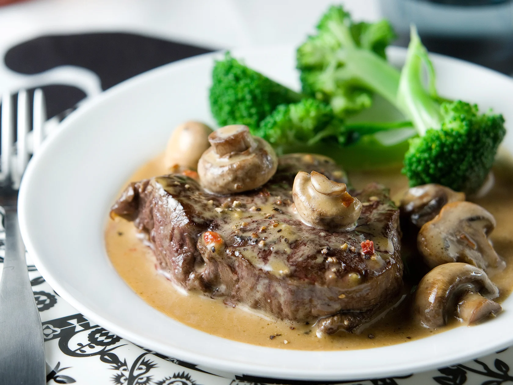 Pippuripihvit herkkusieni-kermakastikkeella