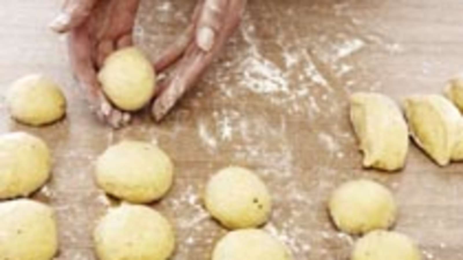 Kumoa taikina jauhotetulle leivonta-alustalle. Vaivaa taikinasta ilmakuplat pois. Pyöritä taikinasta kaksi tankoa ja jaa ne pieniksi paloiksi. Pyörittele palat pulliksi ja kohota liinan alla 30 minuuttia.