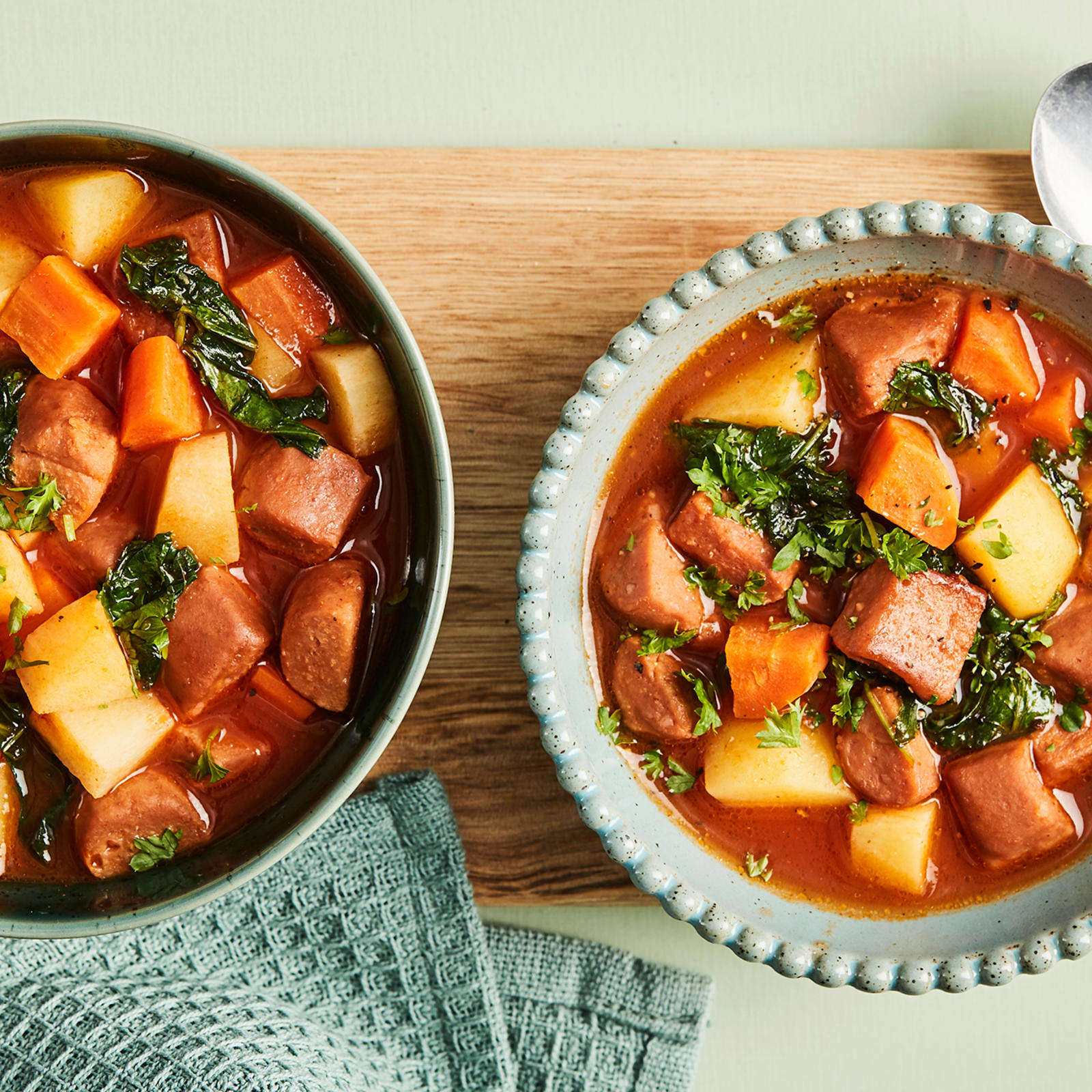 Vegaaninen makkarakeitto