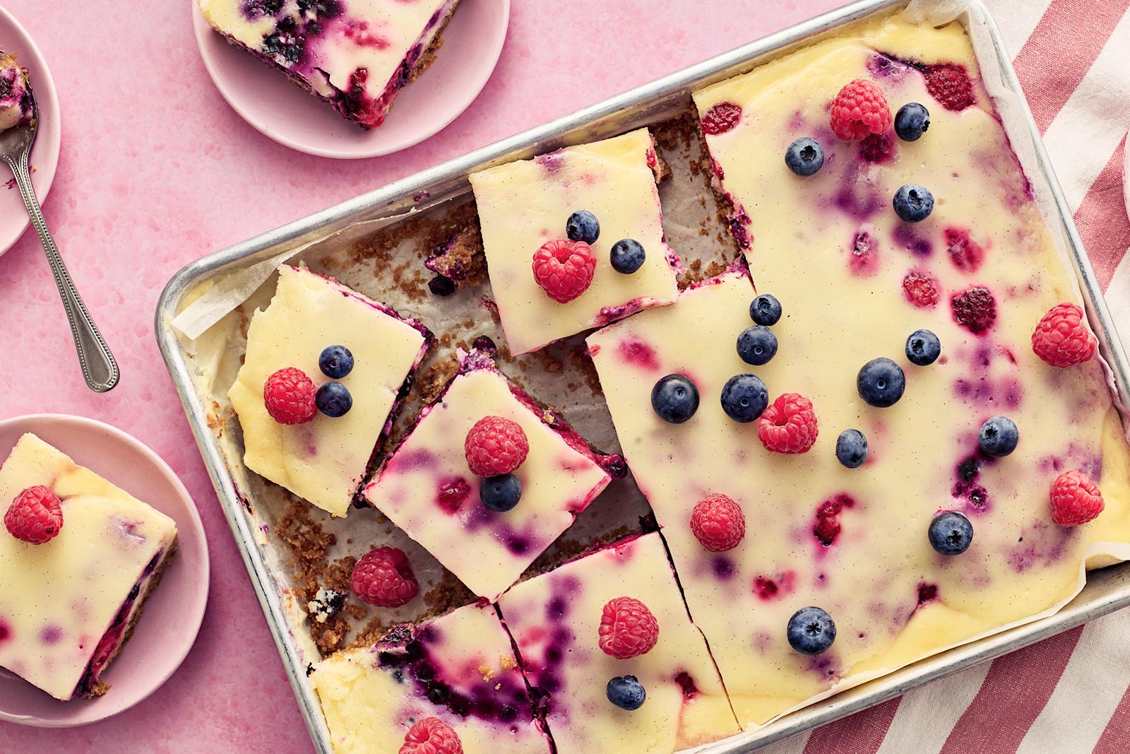 Marjainen juustokakku vuoassa ja paloja lautasilla