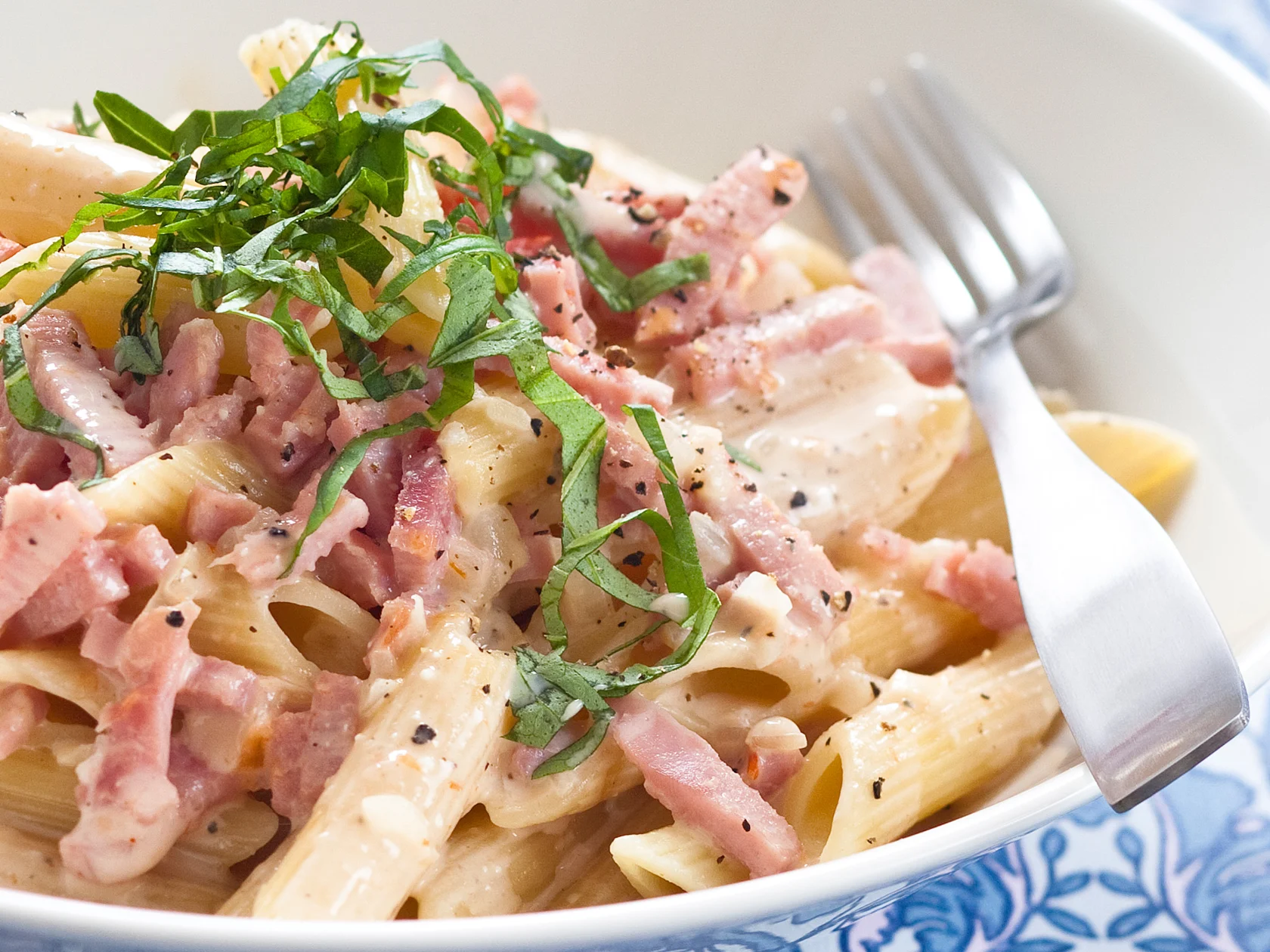 Kinkku aurajuustopasta