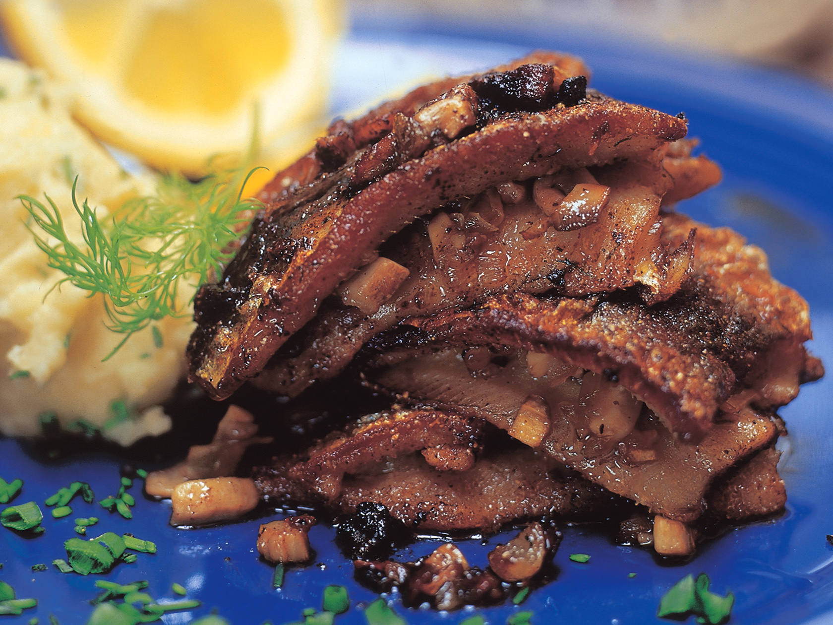 Silakkapihvit ja ruohosipulimuusi