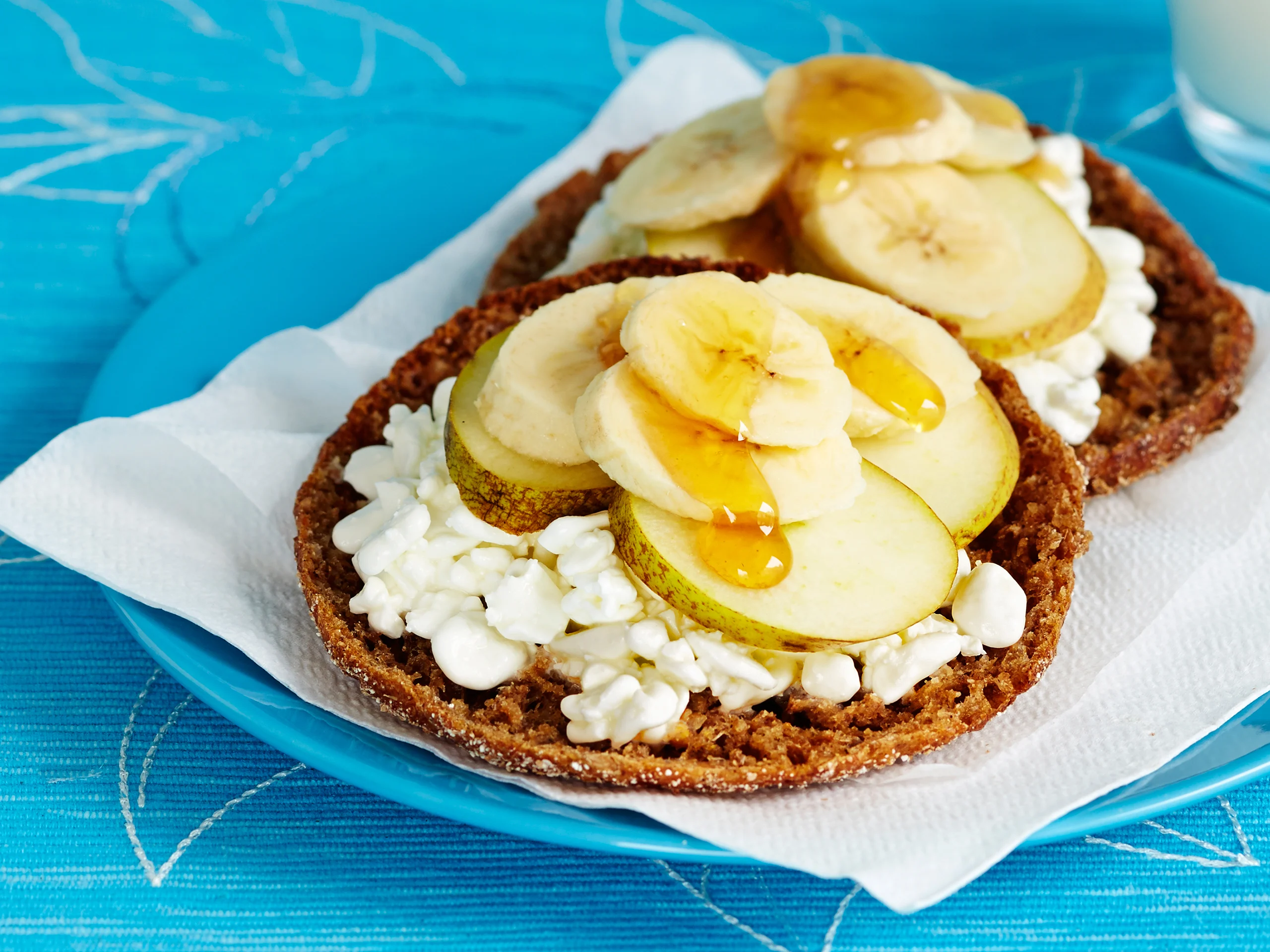 Raejuusto-hedelmäleivät