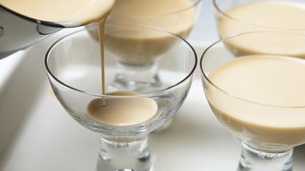 Jaa kermaseos neljään annoslasiin ja nosta kylmään hyytymään vähintään kahdeksi tunniksi.