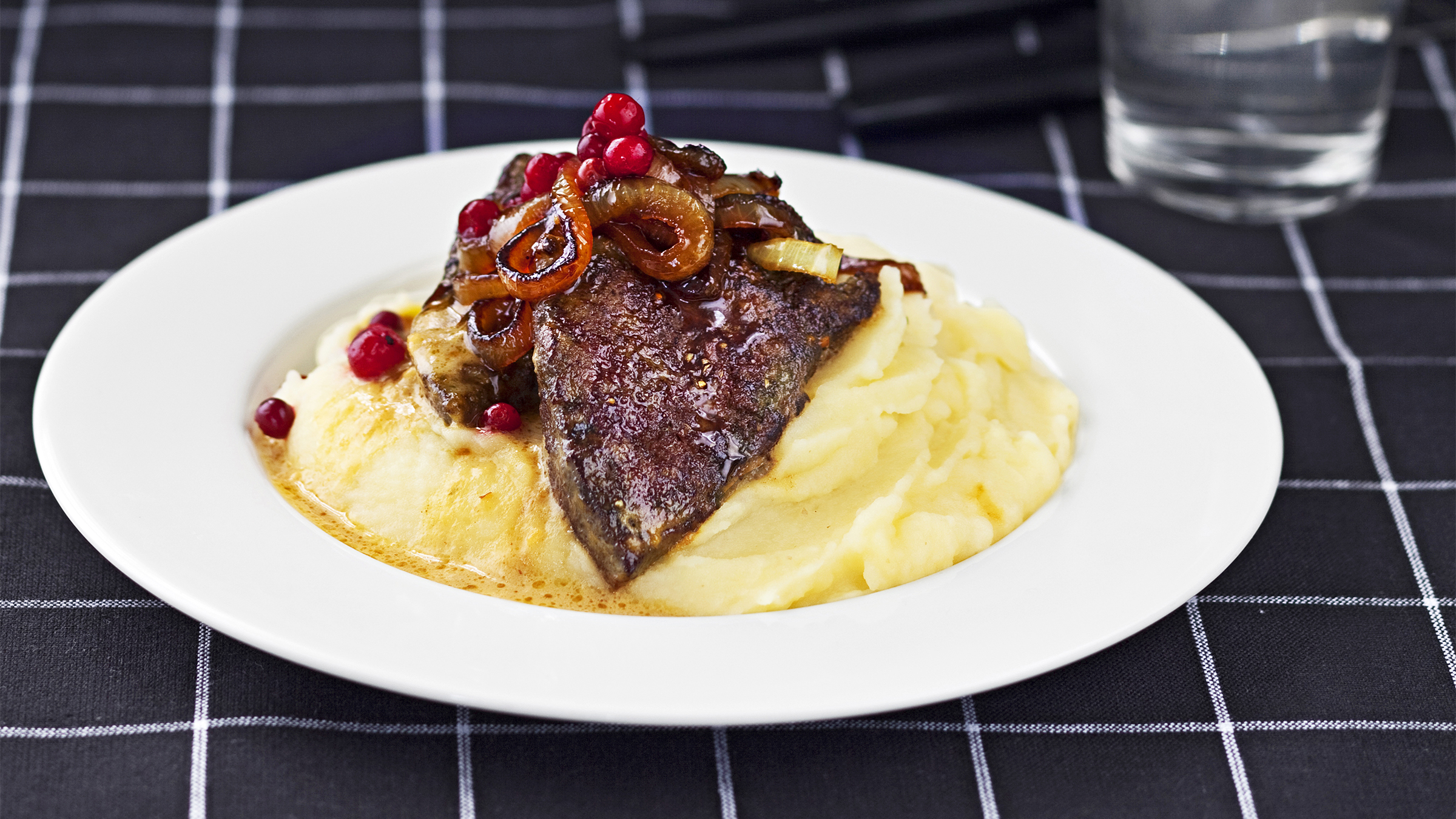 Maksaa kermakastikkeessa