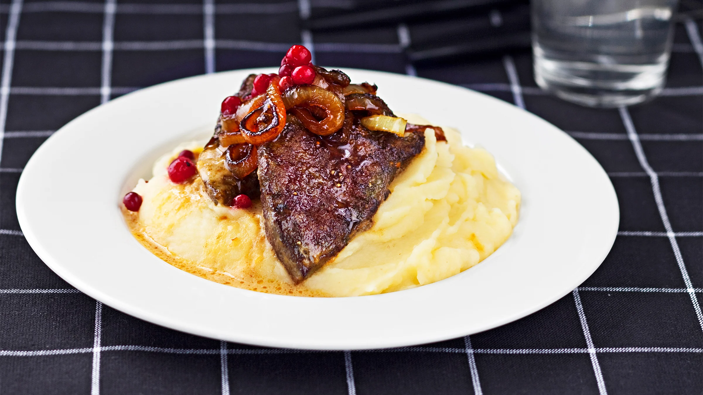 Lautasella annos maksaa kermakastikkeessa ja perunamuusia.