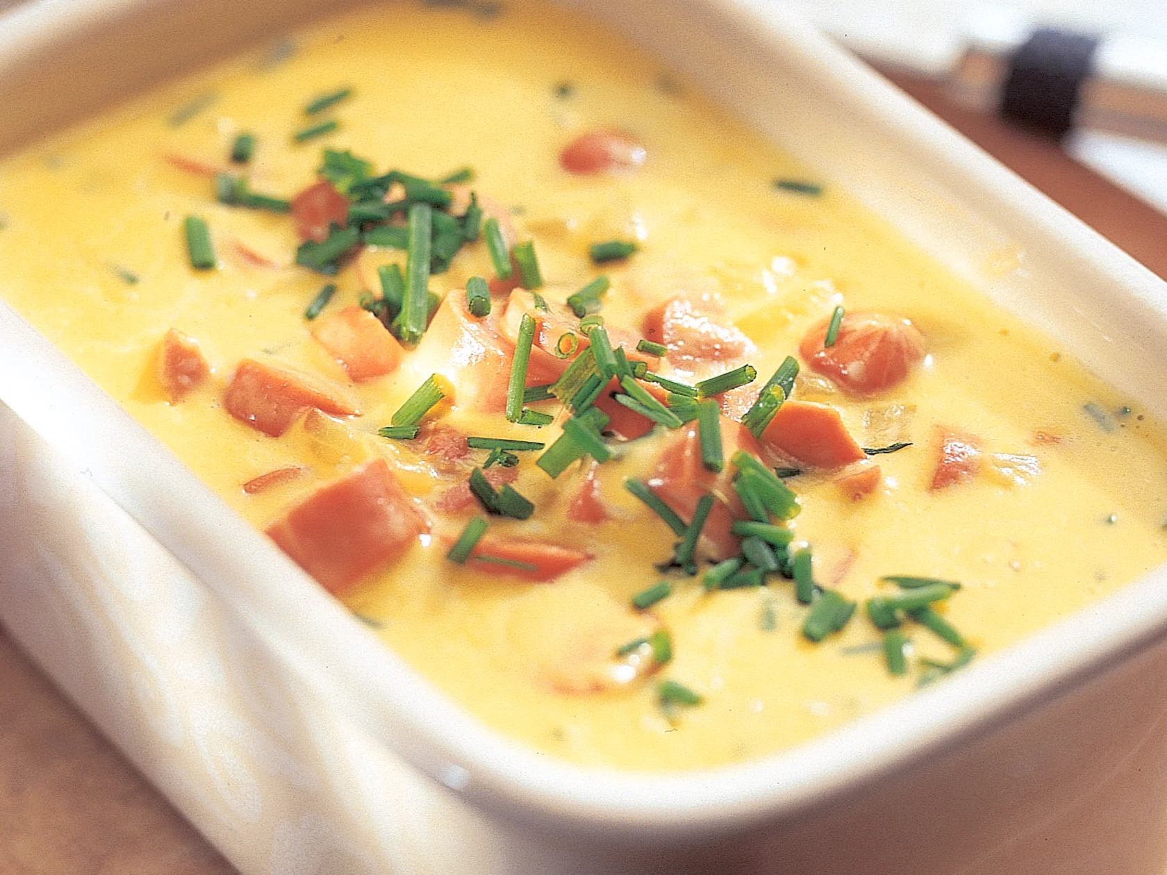 Juustoinen nakkikastike