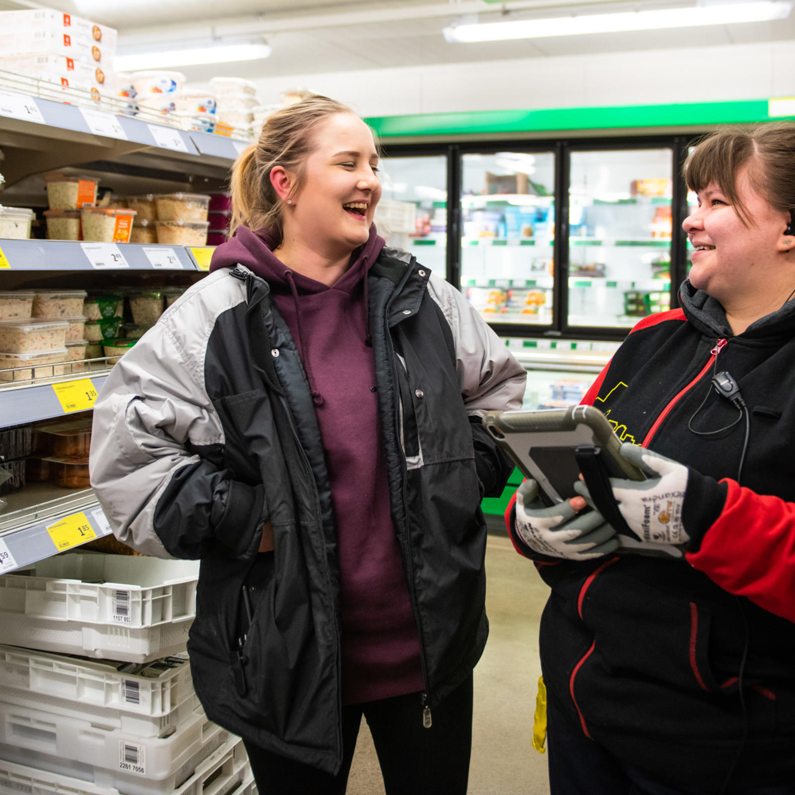 Alexandra Sarpalehto vastaa mielellään Veera Elomaan ja muiden uusien keräilijöiden kysymyksiin. Työpaikan hyvä henki välittyi heti uusille työntekijöille.