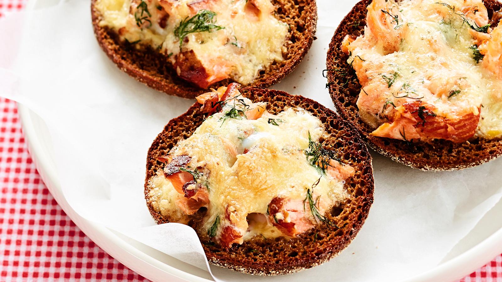 Lämpimät savulohi-munakasleivät