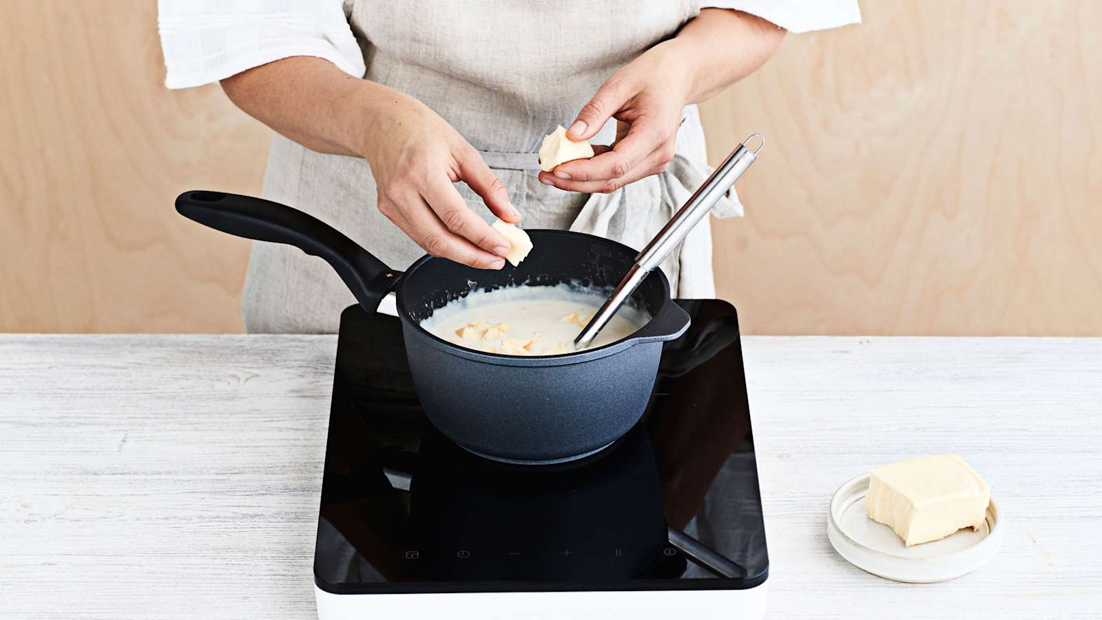 Sulata rasva pinnoitetussa kattilassa. Lisää jauhot, sekoita ja anna kiehahtaa. Lisää maito vähän kerrallaan koko ajan sekoittaen. Anna kastikkeen kiehua muutama minuutti, kunnes se sakenee. Lisää sulatejuusto vähän kerrallaan kastikkeeseen. Sekoita, k...