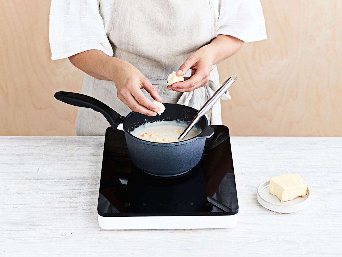 Sulata rasva pinnoitetussa kattilassa. Lisää jauhot, sekoita ja anna kiehahtaa. Lisää maito vähän kerrallaan koko ajan sekoittaen. Anna kastikkeen kiehua muutama minuutti, kunnes se sakenee. Lisää sulatejuusto vähän kerrallaan kastikkeeseen. Sekoita, k...